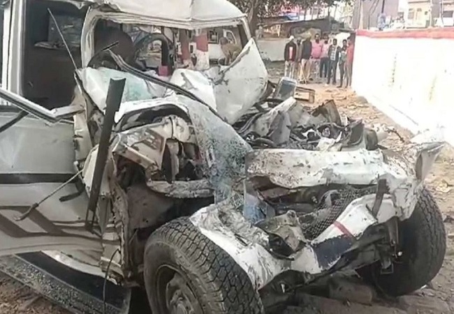 Accident: हरदोई में बारातियो की तेज रफ्तार बस ने कार में मारी जोरदार टक्कर, हादसे में पांच लोगो की मौत, कई घायल