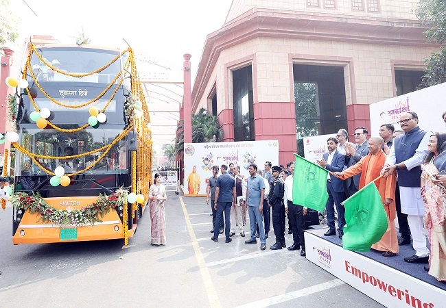 लखनऊ में अब डबल डेकर एसी इलेक्ट्रिक बस से कीजिए सफर, सीएम योगी ने दिखाई हरी झंडी