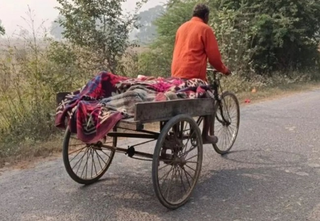 इलाज के दौरान पत्नी की मौत, मजबूरन शव को ठेले पर लादकर पार किया पचास किलीमीटर का रास्ता