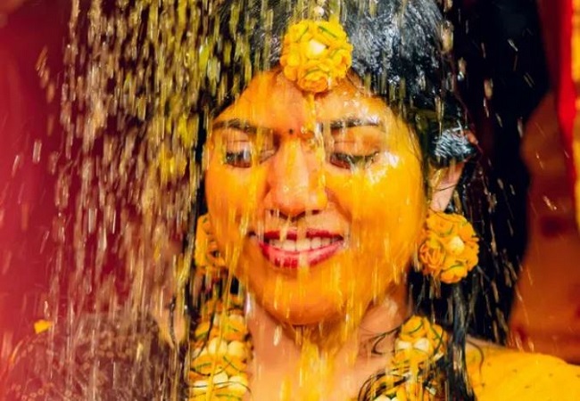 Benefits of bathing with turmeric water: नहाने के पानी में एक चम्मच भरकर मिला लें हल्दी, इससे होते हैं शरीर को ये फायदे