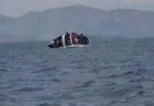 Central Congo Boat Tragedy : सेंट्रल कांगो में नाव पलटने से 25 की मौत, 75 लोग लापता, सर्च ऑपरेशन जारी