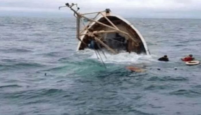 Congo Busira River boat capsize : कांगो में बुसिरा नदी में नौका पलटने से 38 लोगों की मौत , 100 से अधिक लापता