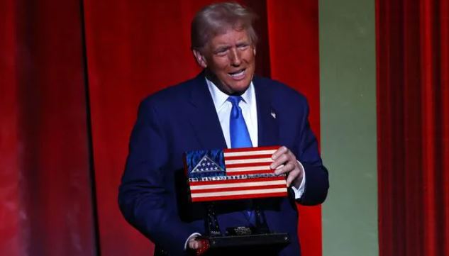 Donald Trump ‘Patriot of the Year’ Award : डोनाल्ड ट्रंप को मिला ‘पैट्रियॉट ऑफ द ईयर’ पुरस्कार, जोश में दिखे नवनिर्वाचित राष्ट्रपति
