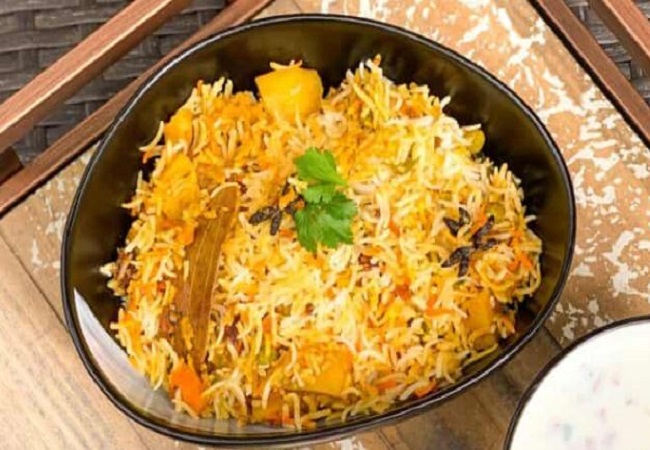 Dum Veg Biryani: नये साल के मौके पर परिवार के साथ लें घर की बनी लजीज दम वेज बिरयानी का आनंद