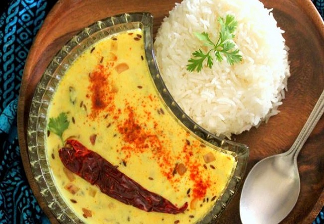 Kadhi without onion and garlic: नये साल के मौके पर भगवान को लगाना चाहते है कढ़ी चावल का भोग, तो ऐसे बनाएं बिना प्याज लहसुन के कढ़ी