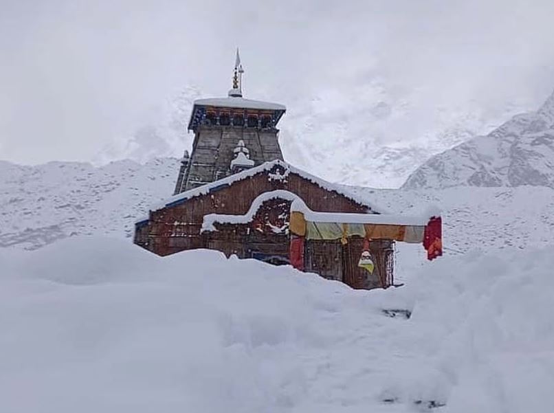 Kedarnath Dham heavy snowfall : केदारनाथ धाम में भारी बर्फबारी , बर्फ की चादर से ढके बाबा