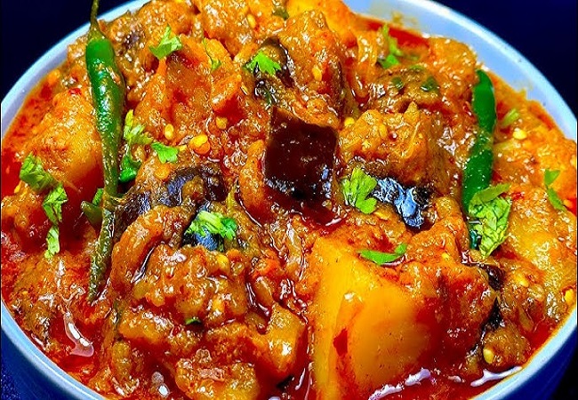 Masala Aloo Brinjal: बैंगन के नाम से घर के लोग बनाने लगते है नाक मुंह, तो इस तरह से ट्राई करें बेहतरीन सब्जी, जानें मसाला आलू बैंगन की रेसिपी