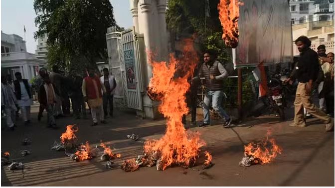 सीएम योगी का पुतला फूंकने के दौरान NSUI कार्यकर्ता आग की चपेट में आने से झुलसा