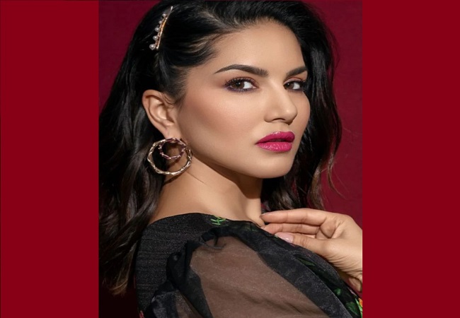 Video-Sunny Leone की हॉटनेस ने बढ़ाया तापमान,एक्ट्रेस ने ब्लैक साड़ी में दिए किलर पोज