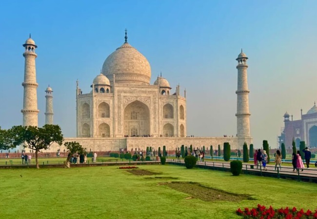 Taj Mahal Bomb Threat: ताजमहल को बम से उड़ाने की मिली धमकी; मचा हड़कंप