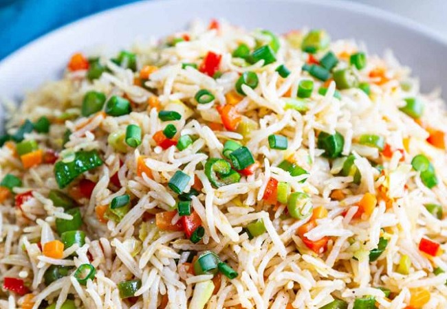 Veg Fried Rice Recipe: नये साल के मौके पर मेहमानों को सर्व करें या परिवार के साथ लें वेज फ्राइड राइस के जायके का आनंद