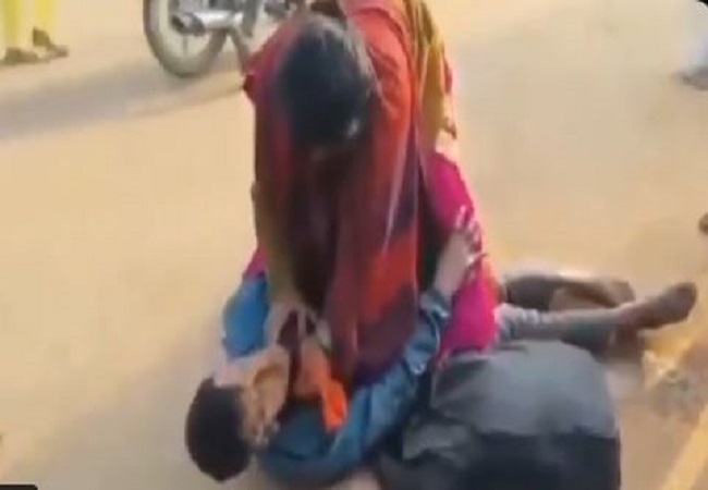 Viral video: नाक की कील चुराने पर महिला ने नशेड़ी चोर को सड़क पर दौड़ा दौड़ा कर पीटा