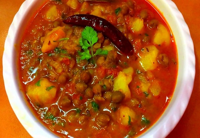 Aloo Chana Sabji: आज पूरी या रोटी के साथ ट्राई करें सिंपल सी आलू चना की सब्जी, ये है इसकी रेसिपी