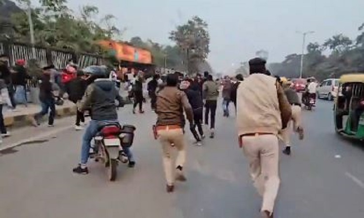 Bihar News: पटना में बीपीएससी अभ्यार्थियों पर पुलिस ने किया लाठीचार्ज, दौड़ा-दौड़कर पीटा