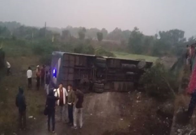 Bus accident: मध्य प्रदेश में बड़ा हादसा, यात्रियों से भरी बस पुल से नीचे गिरी, 19 यात्री घायल