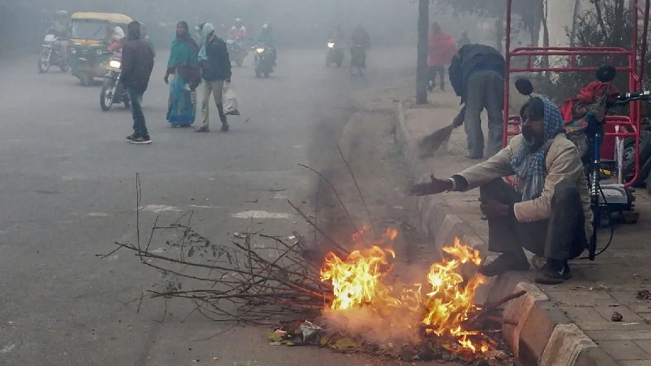 यूपी की राजधानी लखनऊ समेत 50 से ज्यादा जिले शीतलहर की चपेट में, अगले 2 दिनों तक जारी रहेगा ठंड का कहर