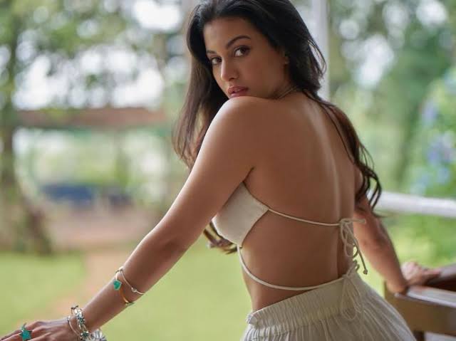 Amyra Dastur hot pic: अमायरा दस्तूर ने बॉडीकॉन ड्रेस में फ्लॉन्ट किया कर्वी फिगर, देखें तस्वीरें