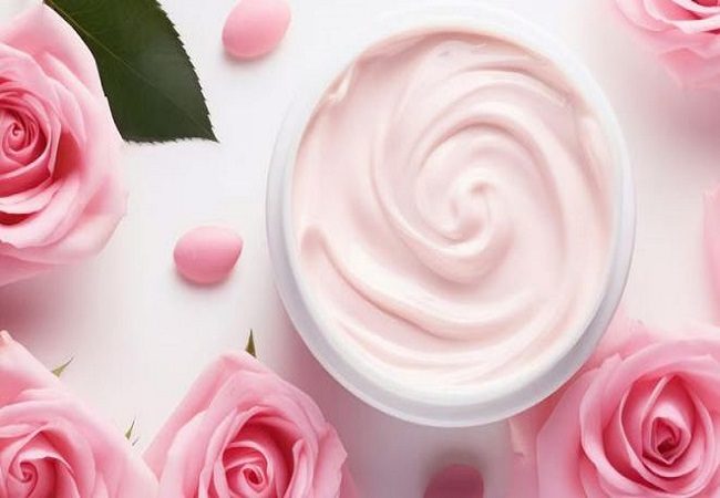 Make moisturizer from rose flowers: सर्दियों में चेहरे पर गुलाबी ग्लो के लिए घर में बनाएं गुलाब के फूलों का मॉइस्चराइजर