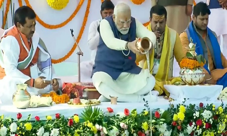 PM Modi in Prayagraj: पीएम मोदी ने की संगम की पूजा-अर्चना, अक्षय वट की परिक्रमा की