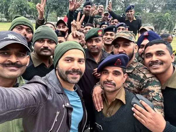 असल जिंदगी के नायकों के साथ Varun Dhawan ने मनाया आर्मी डे, वायरल हुई तस्वीर