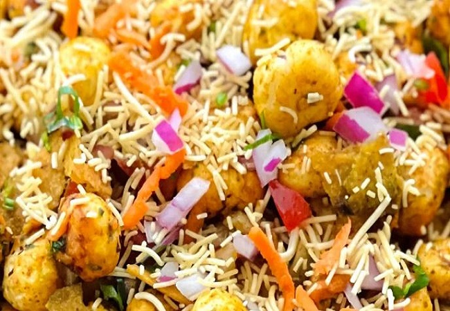 Aloo Makhana Chaat: शाम को होने वाली क्रेविंग को शांत करने के लिए ट्राई करें आलू मखाना चाट की लाजवाब रेसिपी