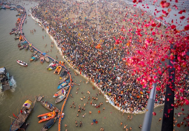 पहले अमृत स्नान पर घाटों और अखाड़ों पर हेलीकॉप्टर से पुष्पवर्षा, अभिभूत श्रद्धालुओं ने लगाए जय श्री राम और हर-हर महादेव के नारे