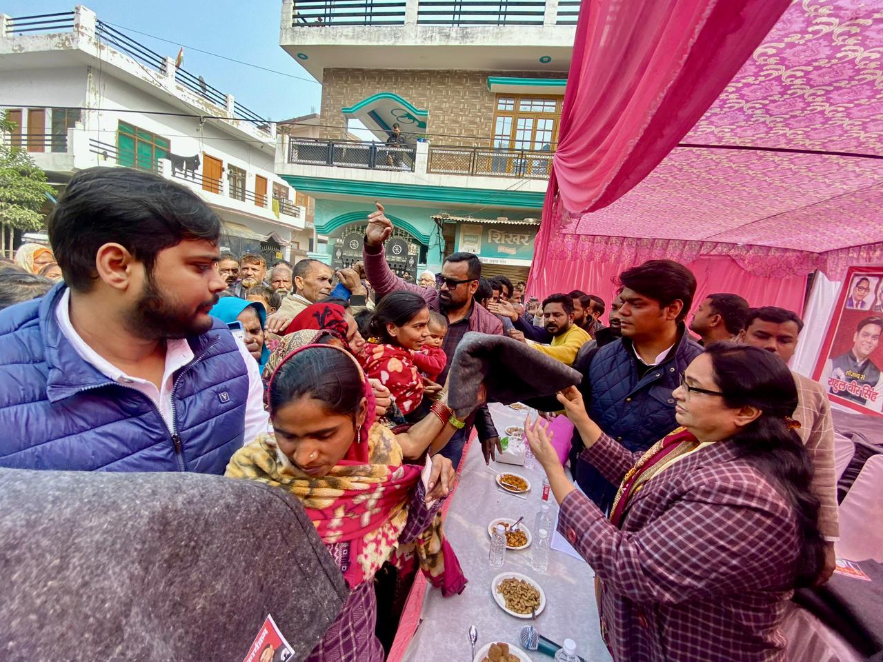 कंबल वितरण : कड़कड़ाती ठंड में जरूरतमंद और गरीबों को राहुल वीर सिंह ने बंटवाया कंबल