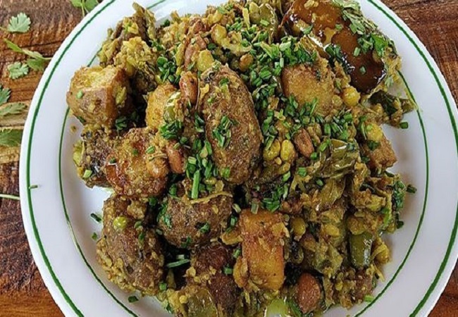 Gujarati Undhiyo Recipe: गुजराती फ्लेवर के हैं दीवानें तो, आज लंच में ट्राई करें उंधियो की रेसिपी