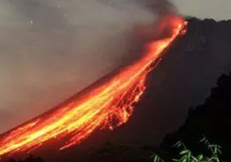 Indonesia Mount Merapi Volcano Eruption :  इंडोनेशिया के माउंट मेरापी से गर्म लावा निकला , चेतावनी जारी