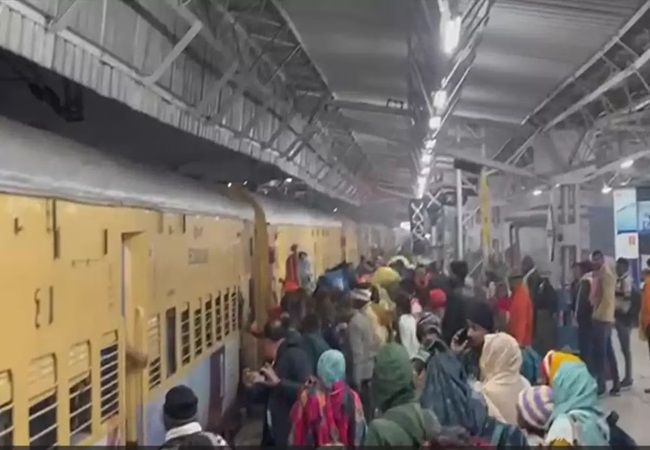 Jhansi Railway Station Stampede: झांसी रेलवे स्टेशन पर महाकुंभ जाने वाले यात्रियों में मची भगदड़; कई लोग चलती ट्रेन से गिरे