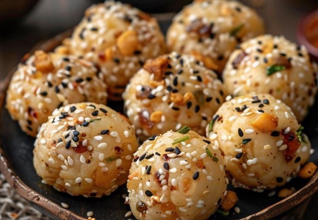 Makhana Laddu: नये साल के जश्न में परिवार के साथ आनंद लें सुपर डुपर हेल्दी और टेस्टी मखाना लड्डू