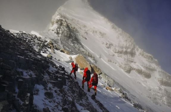 Nepal Mount Everest : नेपाल ने माउंट एवरेस्ट पर चढ़ने के लिए परमिट शुल्क में की भारी वृद्धि की , दुनिया की सबसे ऊंची चोटी पर चढ़ना हुआ मंहगा