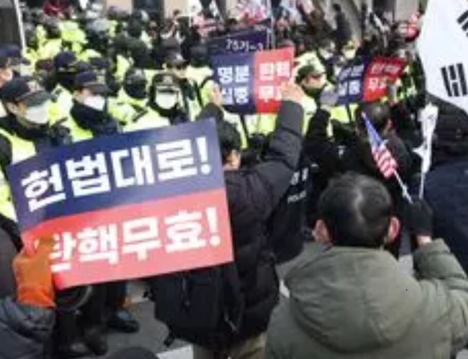 South Korea President Yoon Suk Yeol : महाभियोग लगाए गए राष्ट्रपति के समर्थन में यून समर्थक संवैधानिक न्यायालय के पास एकत्रित हुए