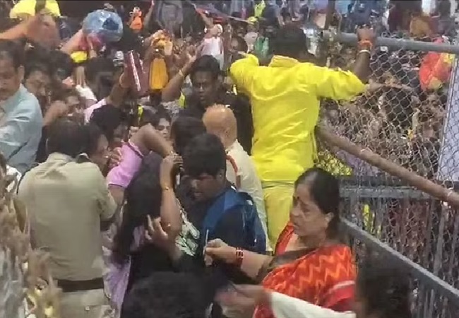 Tirupati Stampede: तिरुपति बालाजी मंदिर में भगदड़ की असली वजह आयी सामने, 6 श्रद्धालुओं ने गंवाई जान और कई घायल