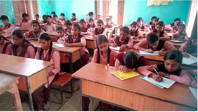 UP School Timing Change : भीषण ठंड से बदला यूपी में माध्यमिक विद्यालयों का समय, अब इतने घंटे खुलेंगे स्कूल