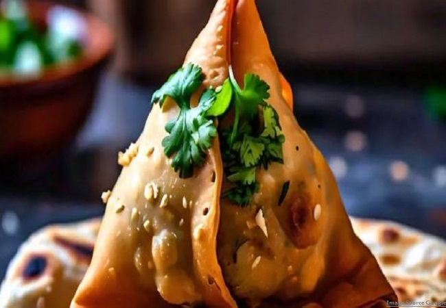 Aate ka Samosa: शाम की चाय के साथ सर्व करें गर्मा गर्म गेहूं के आटे का समोसा, ये है इसकी बेहद आसान रेसिपी