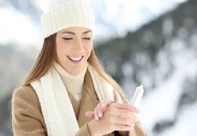 Benefits of applying sunscreen in winter: गर्मियों में सनस्क्रीन लगाना बेहद जरुरी होता है पर क्या सर्दियों में लगाना चाहिए, जानें इसके फायदे