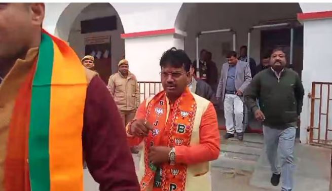 Milkipur by-election: भाजपा प्रत्याशी चंद्रभानु पासवान ने दाखिल किया नामांकन, मौजूद रहे पार्टी के दिग्गज नेता