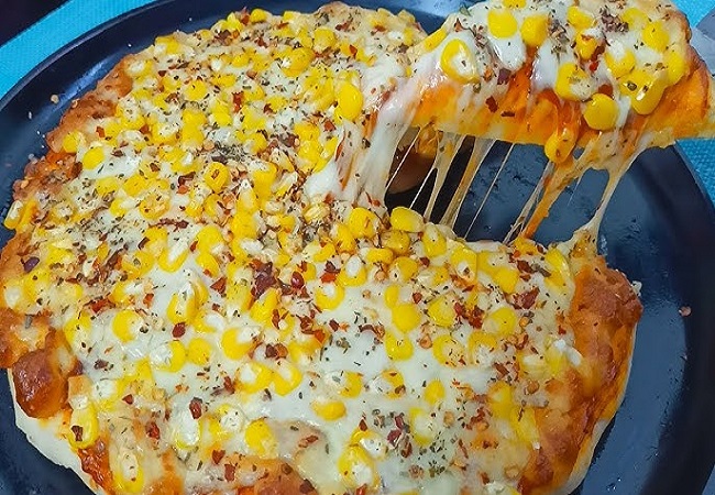 Corn Pizza: बच्चे पिज्जा खाने की कर रहे है जिद, तो ऐसे घर में बनाएं टेस्टी कार्न पिज्जा, ये है आसान सी रेसिपी