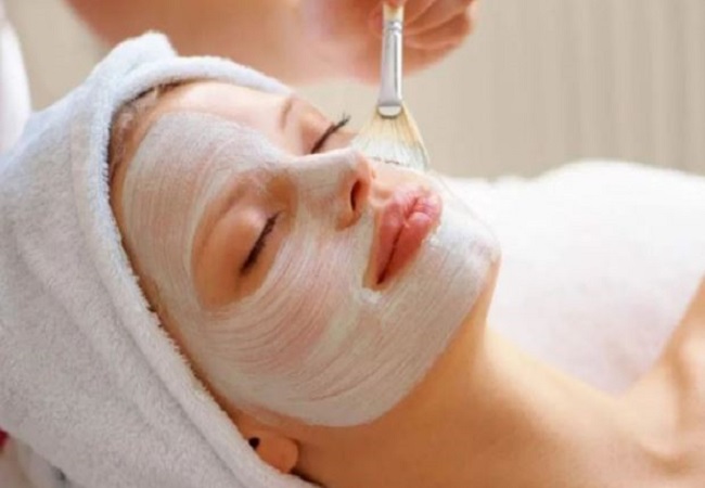 Skin Care: चेहरे पर निखार और ग्लो के लिए ट्राई करें चावल के आटे का ये फेसपैक