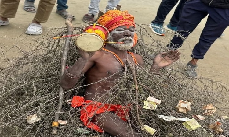 Mahakumbh में कांटे वाले बाबा बने श्रद्धालुओं में आकर्षण का केंद्र, कांटो पर लेटकर करते है अनोखी साधना