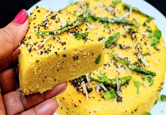 Makke ke aate ka dhokla: सर्दियों में मक्के का करते है खूब सेवन, तो ट्राई करें मक्के के आटे का ढोकला की रेसिपी