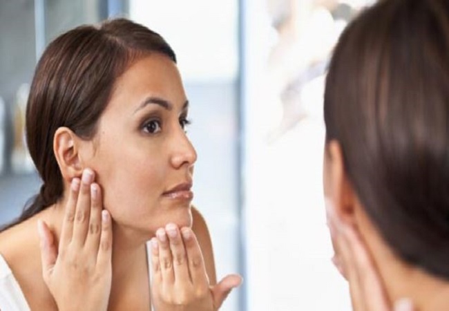 Skin Care: चेहरे के एजिंग साइन को कम करने में मदद दिलाएगा केले का छिलका