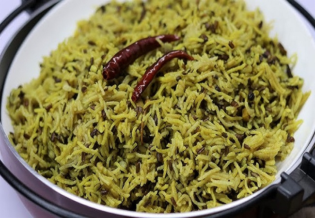 Urad khichdi without onion and garlic: मकर संक्रांति के दिन ऐसे बनाएं बिना प्याज लहसुन की उरद की खिचड़ी