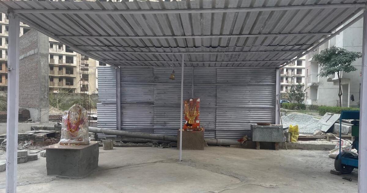 Noida: लॉजिक्स ब्लॉसम ग्रीन 143 में भव्य मंदिर निर्माण की पहल
