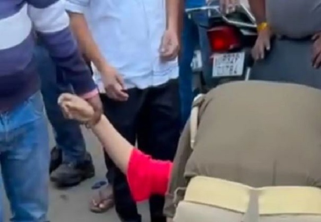 Lucknow News: बर्लिंटन पर रतन स्क्वायर के सामने तेज रफ्तार कार ने कई गाड़ियों में मारी टक्कर, कई लोग घायल