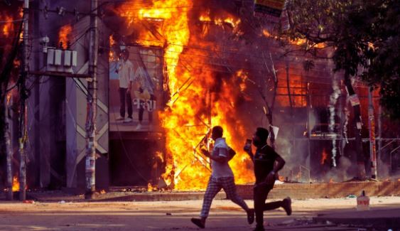 Bangladesh Awami League : बांग्लादेश में अवामी लीग के नेताओं के घरों पर हमले , तोड़फोड़ और आगजनी