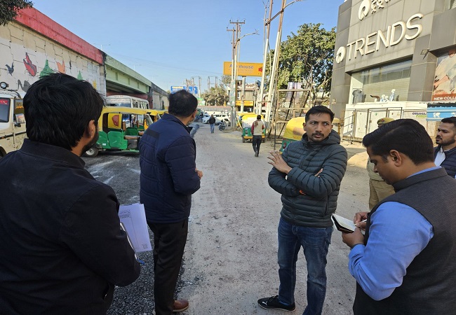 लखनऊ की यातायात व्यवस्था सुगम बनाने व सड़क सुरक्षा बाधाओं को दूर करने लिए DM विशाख G ने संभाली कमान