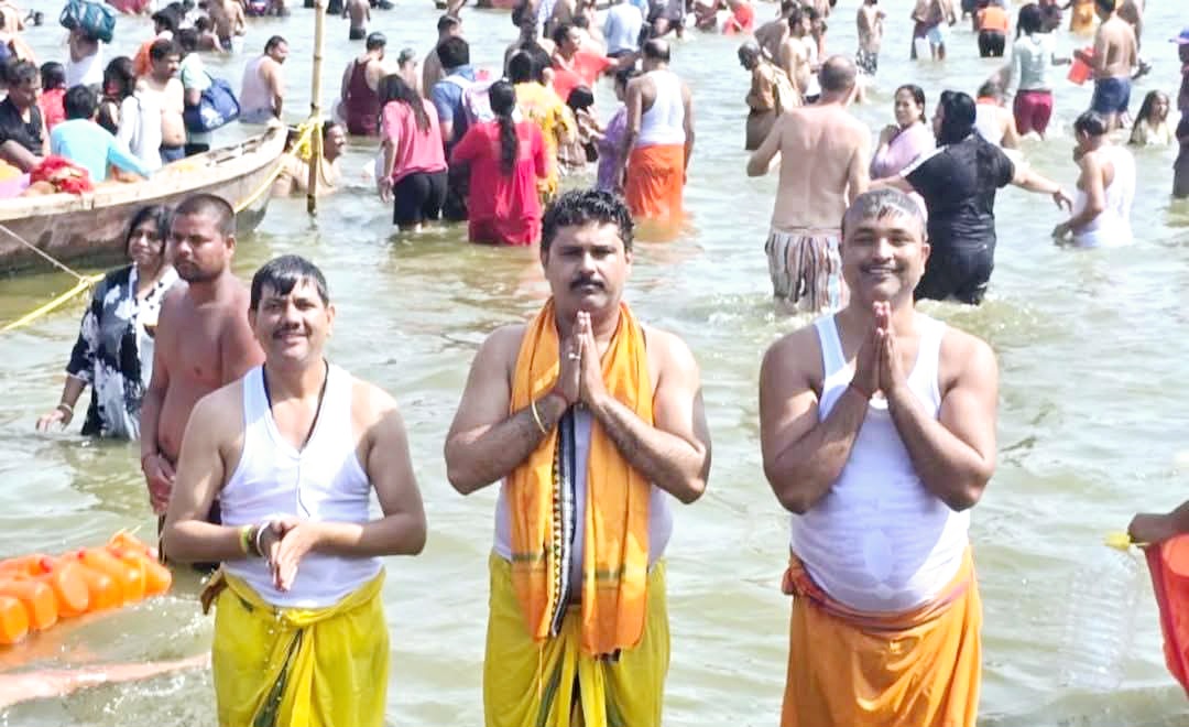 नौतनवा विधायक ऋषि त्रिपाठी ने किया प्रयागराज संगम में स्नान,देश व नौतनवा के लिए की मंगलकामना