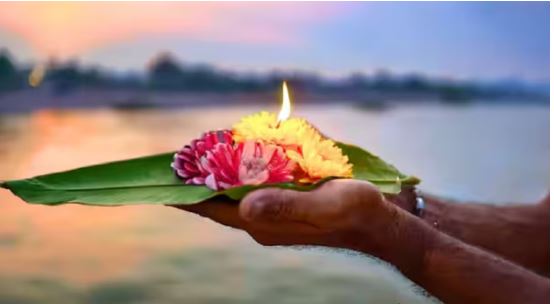 Falgun Amavasya 2025 : फाल्गुन अमावस्या पर पीपल में जल अर्पित करें , इन जगहों पर जलाएं दीपक